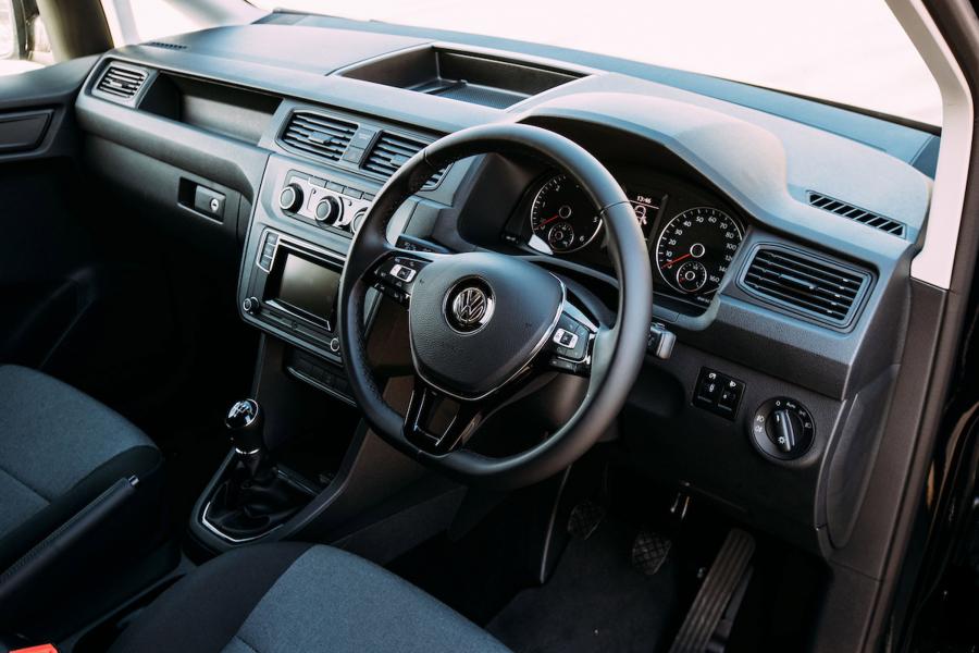 Интерьер Volkswagen Caddy Black Edition 2016 года  (UK) (фото 3 из 6)